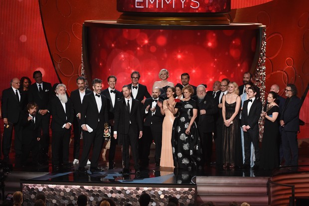 Elenco e equipe de Game of Thrones sobem ao palco do Emmy Awards para agradecer prêmio (Foto: AFP)