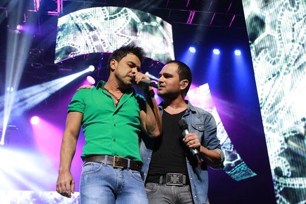 Zezé Di Camargo e Luciano no palco, em São Paulo (Foto: Cláudio Augusto/Photo Rio News)