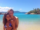 Michel Teló e Thais Fersoza curtem férias juntinhos em praia paradisíaca