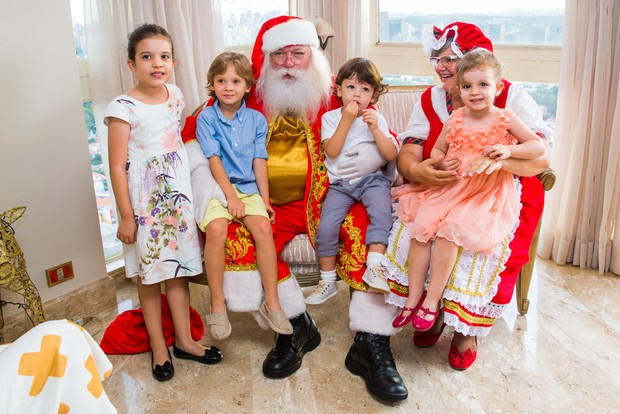 Vittorio no colo do Papai Noel junto com os primos (Foto: Manuela Scarpa/Brazil News)