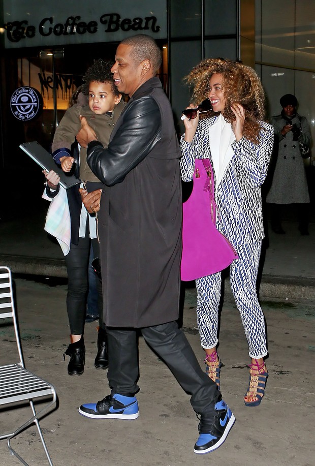 Jay Z e Beyoncé com a filha Blue Ivy (Foto: AKM-GSI BRASIL/Splash News)