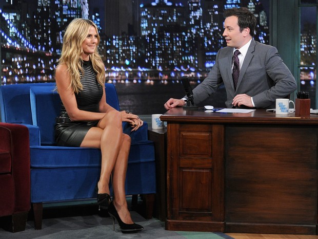 Heidi Klum e Jimmy Fallon em programa de televisão nos Estados Unidos (Foto: Jamie McCarthy/ Getty Images/ AFP)