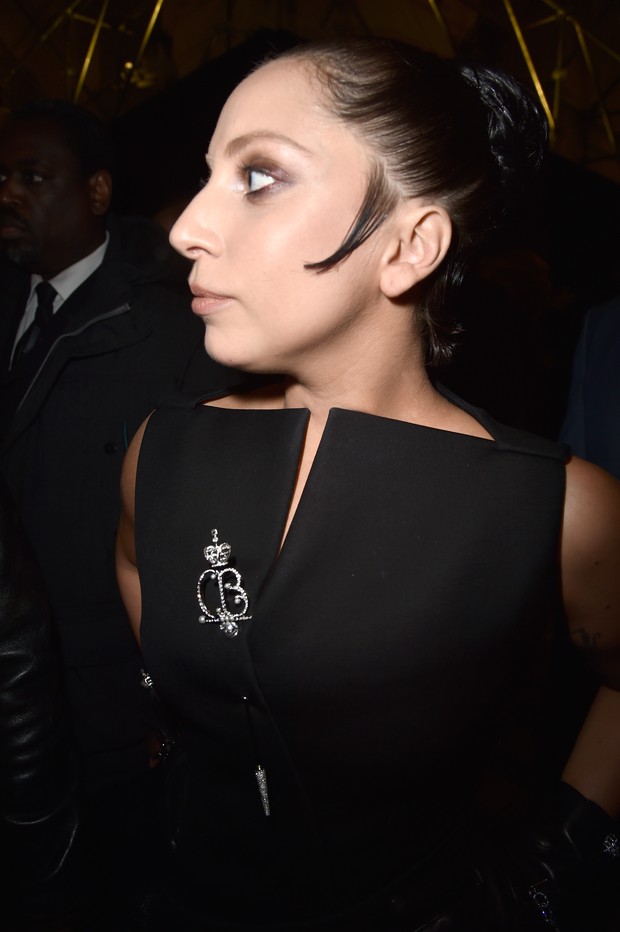 Lady Gaga de novo visual no desfile da Balenciaga, em Paris (Foto: Getty Images)