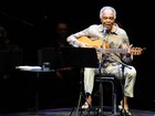 De chinelos, Gilberto Gil faz show no Auditório do Ibirapuera 