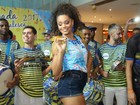 Juliana Alves usa shortinho jeans para curtir feijoada no Rio