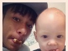Com a boca cheia, Neymar se diverte com o filho em foto postada no Twitter