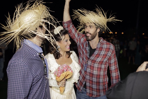 Narcisa Tamborindeguy entre os noivos, Flavio Sarahyba e Luly Marcondes  (Foto: Rafael Hansen / Divulgação)
