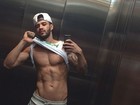 Gusttavo Lima faz selfie no elevador e deixa seguidoras babando
