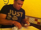 Nada de cartão: Ronaldo paga conta de churrascaria em dinheiro