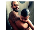Carolina Ferraz posta foto do marido dando banho na filha