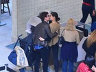 Sophie Charlotte e Daniel de Oliveira trocam beijos em aeroporto do Rio