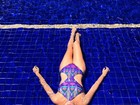 Luma Costa curte dia de sol na piscina e exibe corpo em forma