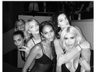 Decotada, Kim Kardashian se diverte com Cara Delevingne e Kendall Jenner