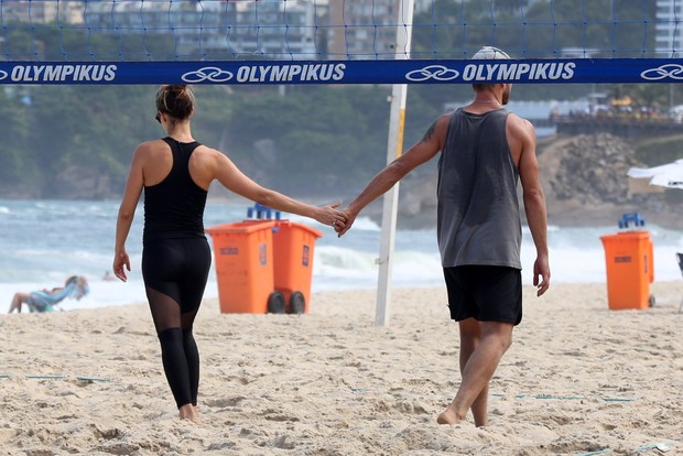  Rodrigo Hilbert e Fernanda Lima jogam voley juntos na praia do Leblon (Foto: André Freitas / AgNews)