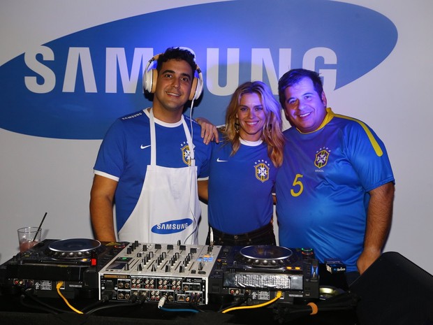 André Marques, Carolina Dieckmann e Leandro Hassum em festa na casa do apresentador no Rio (Foto: Marcello Sá Barreto/ Ag. News)