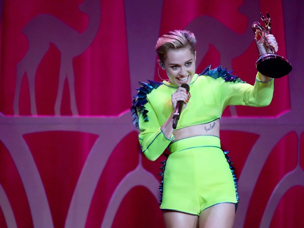 Miley Cyrus no prêmio Bambi, em Berlim, na Alemanha (Foto: Michael Kappeler/ AFP)