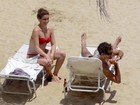 Giovanna Antonelli curte praia em Mangaratiba com o marido e as filhas