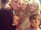 Recém-solteira, Britney Spears faz programa com a família