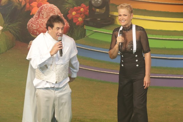 Sérgio Mallandro e Xuxa se divertem em cima do palco durante festa no Rio (Foto: Ricardo Nunes / Divulgação)