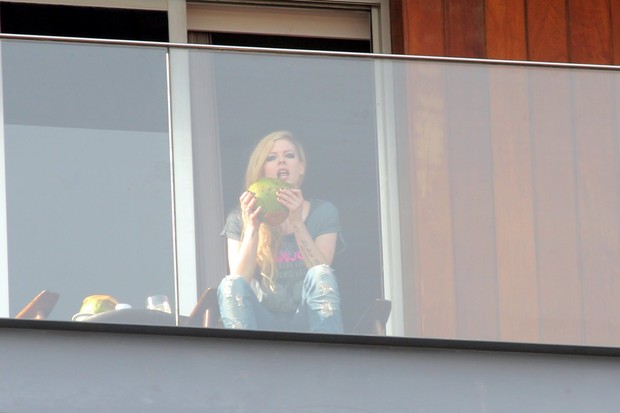 Avril Lavigne na sacada do hotel (Foto: Fábio Moreno / Foto Rio News)