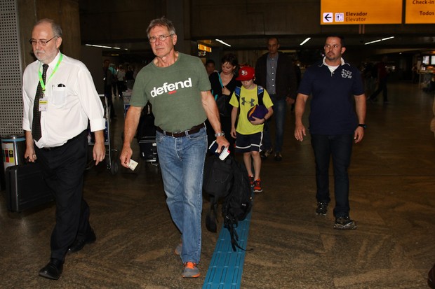 Harrison Ford com a família no aeroporto de Guarulhos, em São Paulo (Foto: Manuela Scarpa / Foto Rio News)