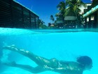 Bella Falconi faz foto subaquática em hotel no Ceará