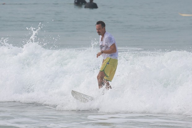 Paulinho Vilhena surfa em praia no Rio de Janeiro (Foto: Dilson Silva / Agnews)