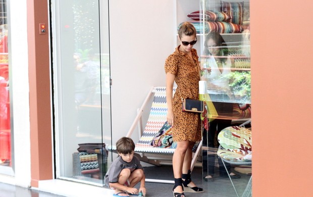 Carolina Dieckmann faz compras com os filhos em shopping do Rio (Foto: Daniel Delmiro / AgNews)