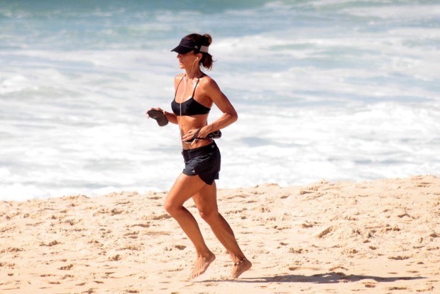 Cynthia Howlett corre na Praia de São Conrado RJ  (Foto: AgNews  / AgNews)