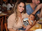 Treinando? Viviane Araújo posa com bebê