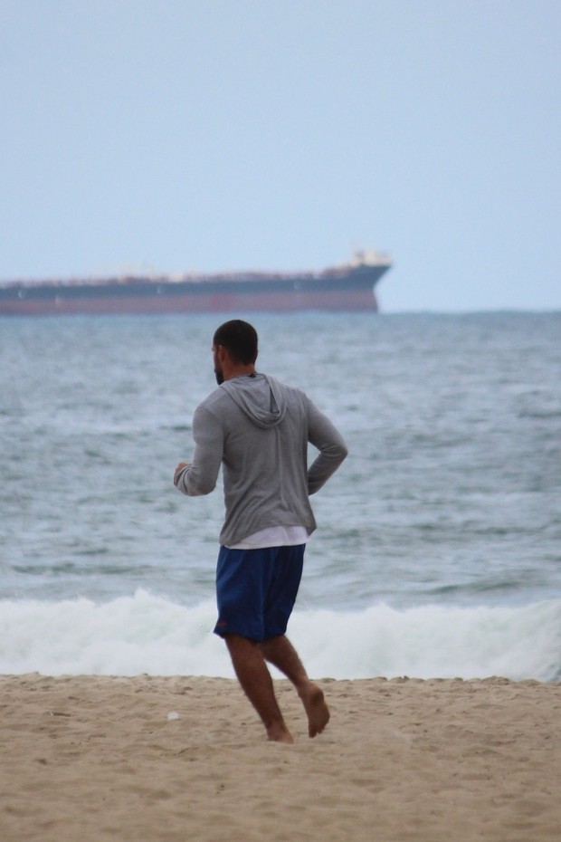 Cauã Reymond faz exercícios na praia do Leblon, RJ (Foto: Fabio Moreno/Photo RioNews)