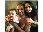 Ex-namorada de Adriano posa com jogador e filha: 'Família'