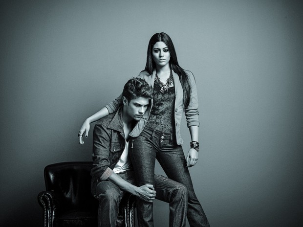 Carol Castro e o noivo Raphael Sander em campanha de jeans (Foto: Divulgação)