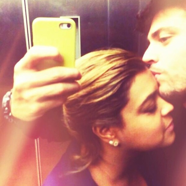 O casal tirou selfies e postou em seus perfis no Instagram (Foto: Reprodução/Instagram)