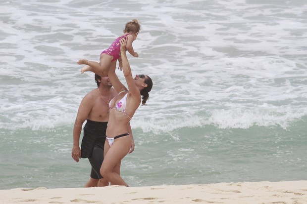 Mario Frias surfando na praia com família (Foto: Dilson Silva / Agnews)