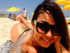 De fio-dental, Mulher Melancia curte praia no Rio