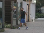 Xô preguiça! Cauã Reymond vai a academia na Barra da Tijuca, no Rio
