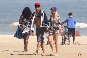 Barbara Evans e Paolo Guerrero namoram em praia no RJ (Foto: Rodrigo dos Anjos/AgNews)