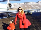Estilosas, Mariah Carey e a filha fazem pose ao lado de jatinho