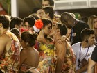Que fôlego! Juliana Paes dá beijaço na Sapucaí