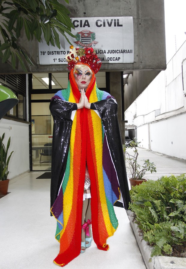 A drag queen Tchaka, na delegacia (Foto: Celso Tavares/EGO)
