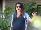 Grávida, Mila Kunis reclama de assédio de paparazzo