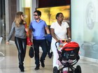 Nívea Stelmann embarca com família em aeroporto no Rio