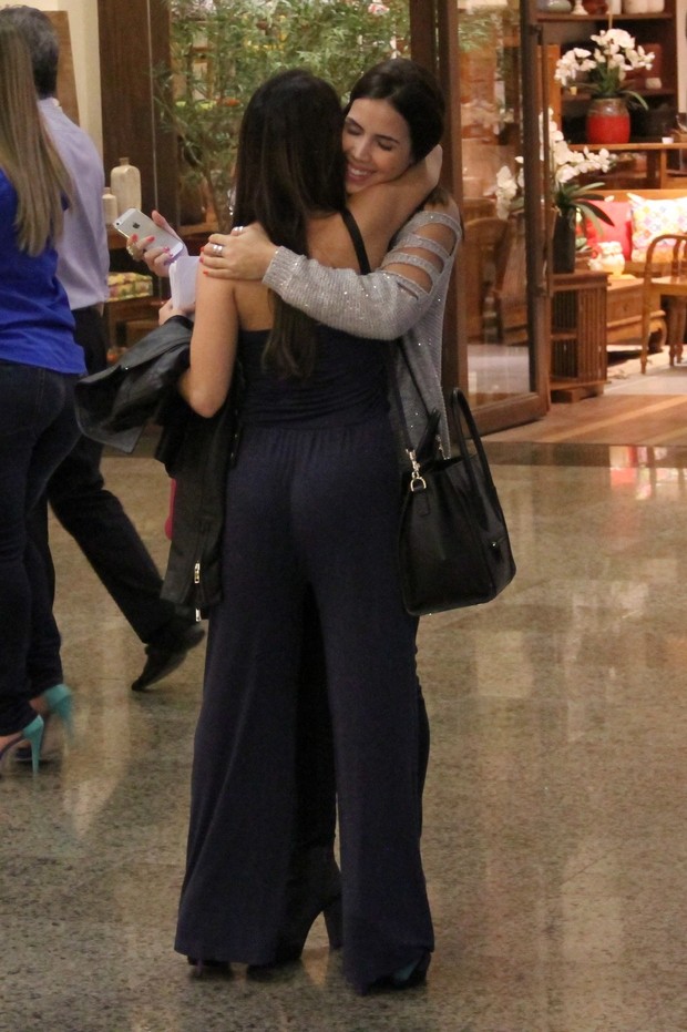 Carla Diaz e Pérola Faria em shopping do Rio (Foto: Wallace Barbosa / AgNews)