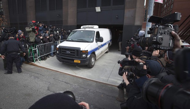 Corpo de L'Wren Scott é levado de seu apartamento (Foto: REUTERS/Carlo Allegri )