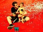 Ex-BBB Max sai sozinho com a filha após vitória judicial: 'Só quero ser pai'
