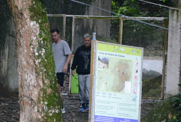 Justin Bieber saindo de trilha no Rio com amigo (Foto: AgNews / AgNews)