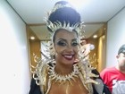 Cinthia Santos estreia como rainha com pouca roupa