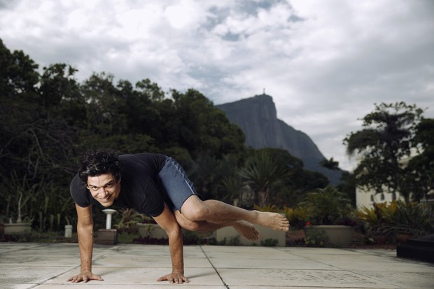O ator Pedro Lamin, do seriado Justiça, mostra aula de ioga e diz que prática combate a ansiedade (Foto: Marcos Serra Lima / Ego)