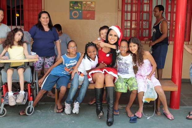 Miss bumbum Dai Macedo vai a instituição de crianças com câncer vestida de Mamãe Noel (Foto: Orlando Oliveira/AgNews)